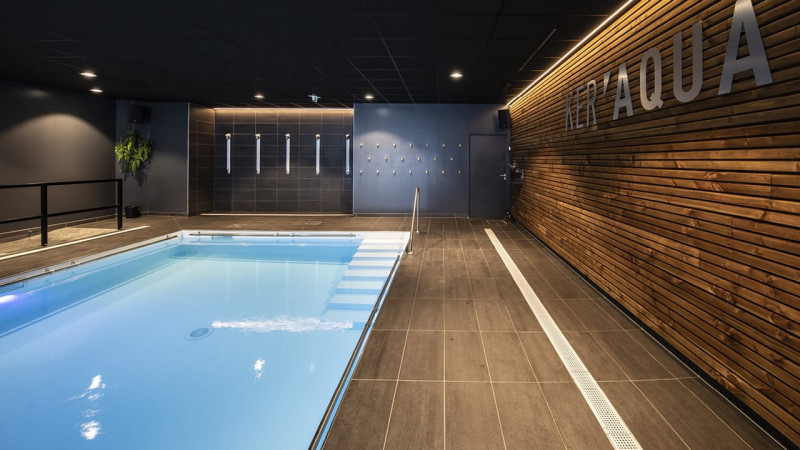 Centres de remise en forme Blanc / Ker’aqua (35) : constructeur piscine collective centre bien etre remise en forme interieure main courante 03