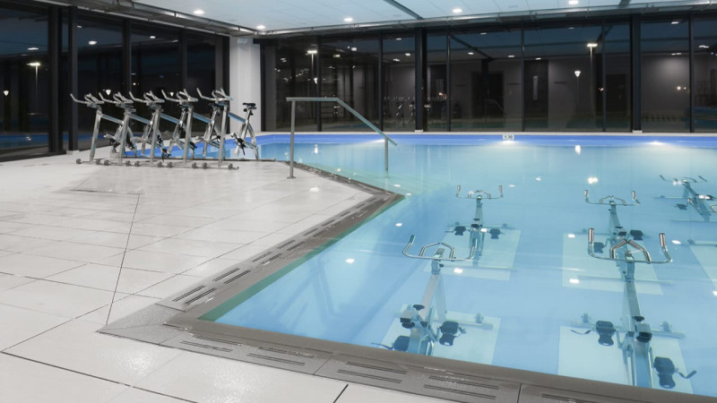 Centres de remise en forme Bleu clair / Club sportif L’Univers de la forme (14) : constructeur piscine collective centre remise en forme interieure aquabike 03
