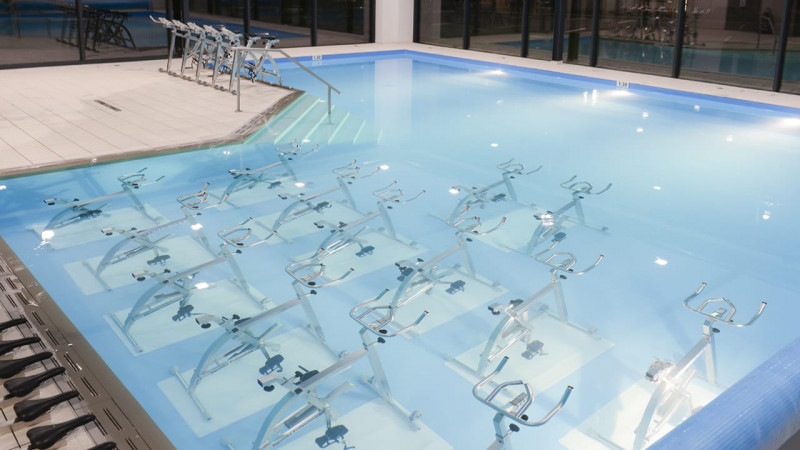 Centres de remise en forme Bleu clair / Club sportif L’Univers de la forme (14) : constructeur piscine collective centre remise en forme interieure aquabike 06