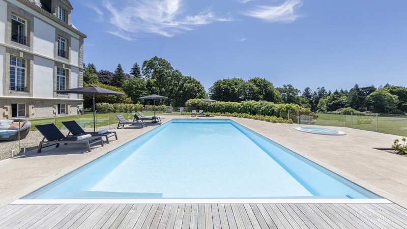 Hôtels & Spas Gris clair / Les Garennes Hôtel & Spa (29) : constructeur piscine exterieur hotel spa collectif barriere chateau 02