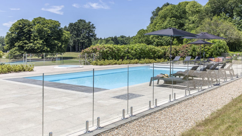 Hôtels & Spas Gris clair / Les Garennes Hôtel & Spa (29) : constructeur piscine exterieur hotel spa collectif barriere chateau 05