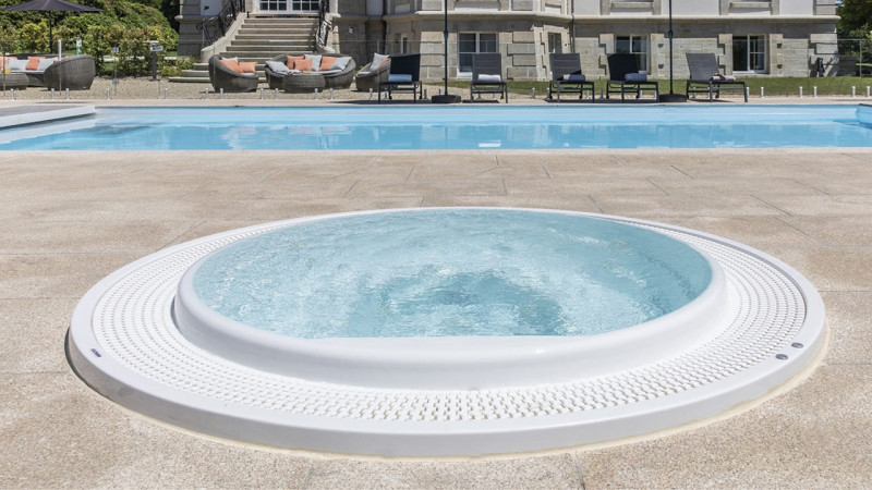 Hôtels & Spas Gris clair / Les Garennes Hôtel & Spa (29) : constructeur piscine exterieur hotel spa collectif barriere chateau 06