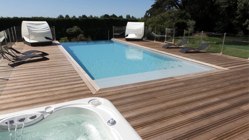 Hôtels & Spas Gris clair / Château de la Gressière (44) : contructeur piscine collective hotel chateau spa barriere 05