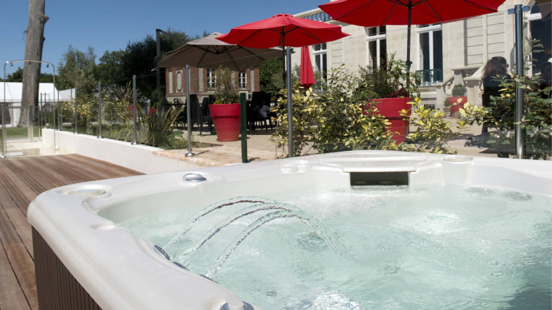 Hôtels & Spas Gris clair / Château de la Gressière (44) : contructeur piscine collective hotel chateau spa barriere 06