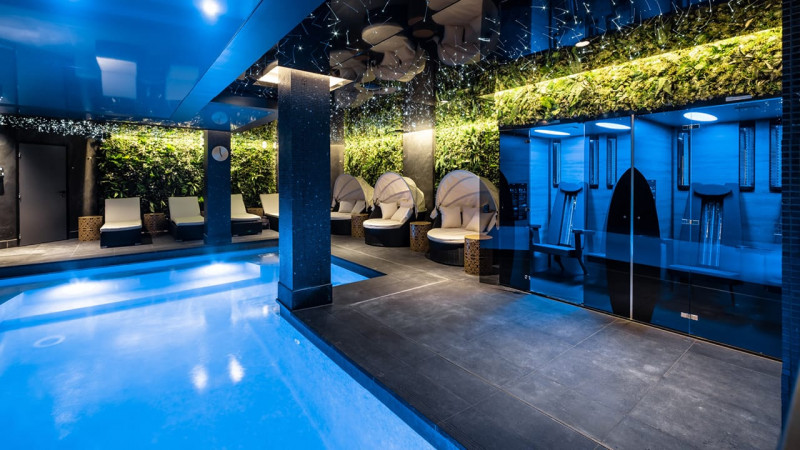 Hôtels & Spas 3D Gris béton / Golden Tulip Strasbourg Centre – The Garden (67) : piscine collective interieure hotel constructeur ambiance led 02
