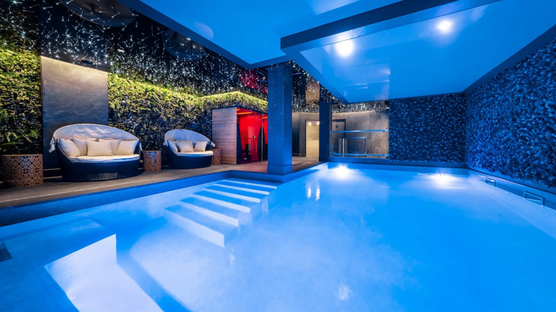 Hôtels & Spas 3D Gris béton / Golden Tulip Strasbourg Centre – The Garden (67) : piscine collective interieure hotel constructeur ambiance led 03