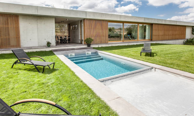 Abri et couverture de piscine Couverture automatique souple Gris clair  Couverture intégrée