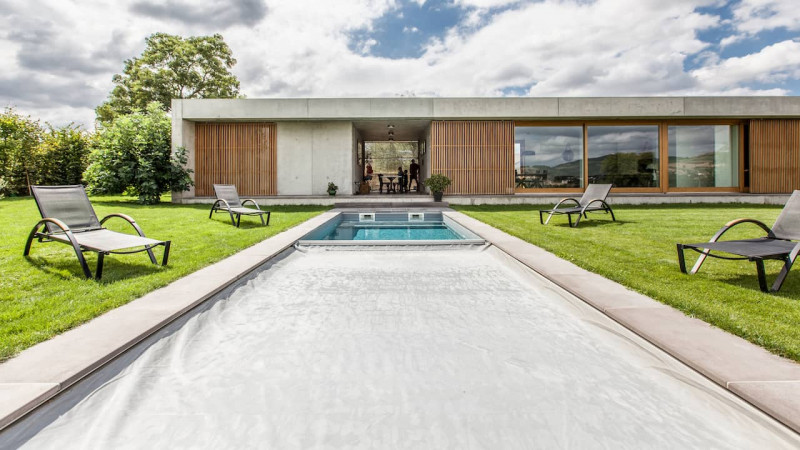 Abri et couverture de piscine Couverture automatique souple Gris clair / Couverture intégrée : couverture piscine automatique souple integree grise aquaguard03