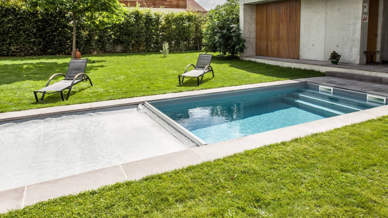 Abri et couverture de piscine Couverture automatique souple Gris clair / Couverture intégrée : couverture piscine automatique souple integree grise aquaguard05