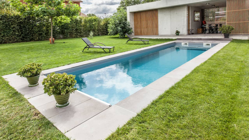 Abri et couverture de piscine Couverture automatique souple Gris clair / Couverture intégrée : couverture piscine automatique souple integree grise aquaguard06