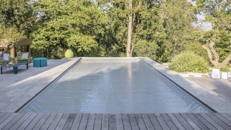 Abri et couverture de piscine Couverture automatique souple 3D Gris ardoise / Sécurité intégrée : couverture piscine automatique souple integree grise securite03