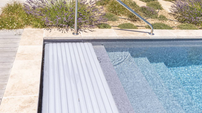 Abri et couverture de piscine Volet / Volet plage immergée : volet piscine automatique plage immerge discret securite12