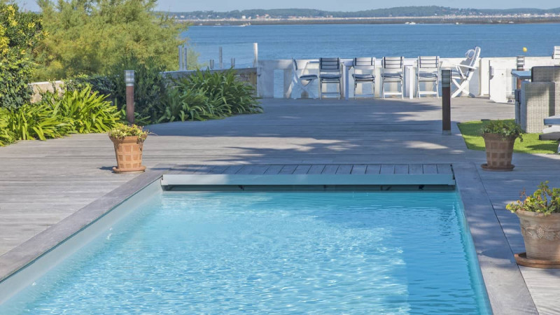 Abri et couverture de piscine Volet / Volet immergé caillebotis : volet piscine automatique sous caillbotis securite05