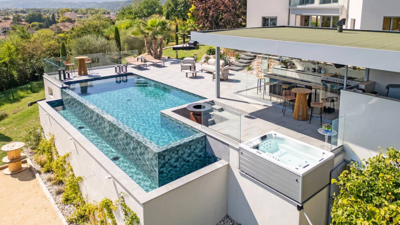 Piscine à débordement 